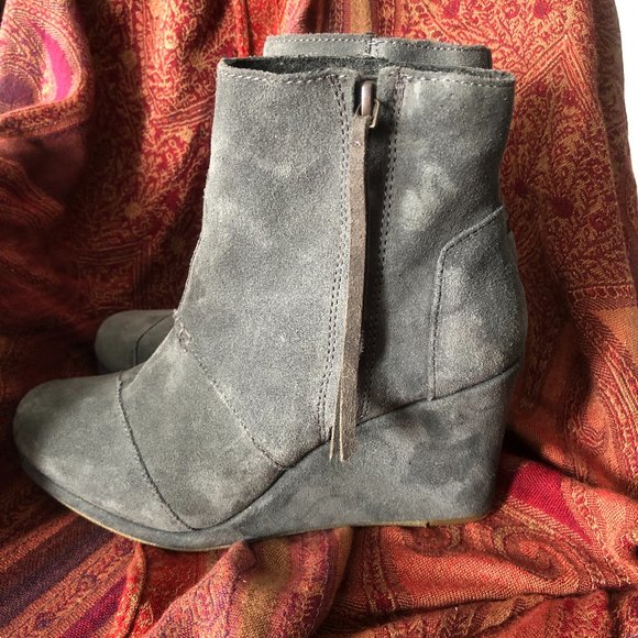 TOMS GREY SUEDE WEDGE HEEL BOOTIES SZ 7.5 - Picture 6 of 10